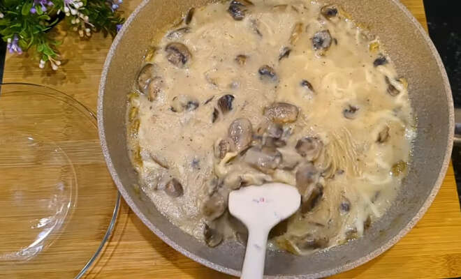Жареные грибы шампиньоны на сковороде в молоке с сыром