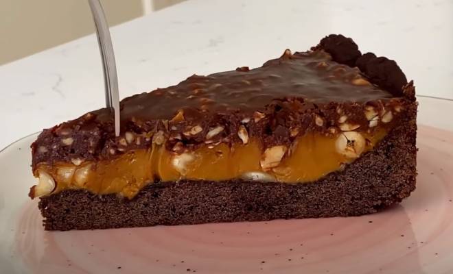 Шоколадный пирог Сникерс с сгущенкой варенной рецепт