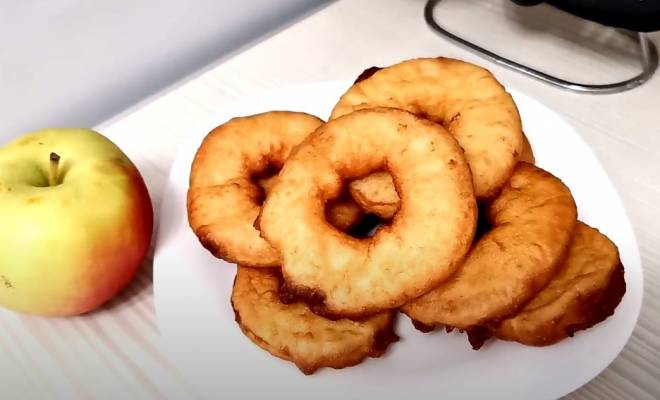 Видео Яблочные кольца в тесте в сковороде рецепт