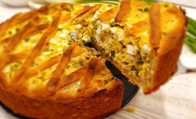 Пирог с яйцом, лососем и зелёным луком рецепт