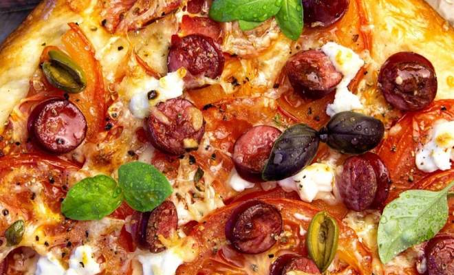 Домашняя пицца фокачча с колбасками, сыром и помидорами рецепт