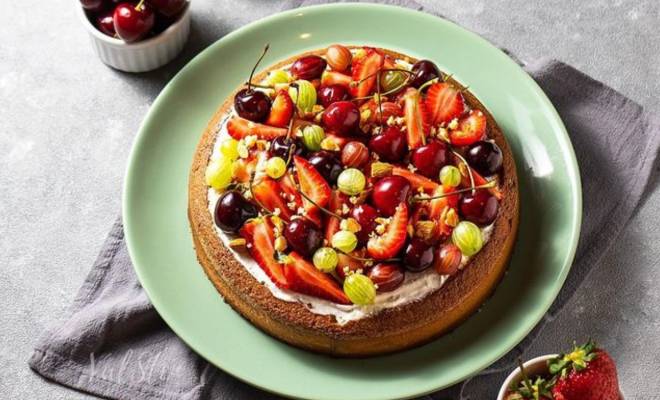 Бисквитный пирог с ягодами в духовке рецепт