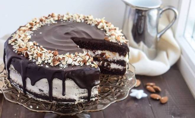 Шоколадный торт с черносливом и сливками рецепт