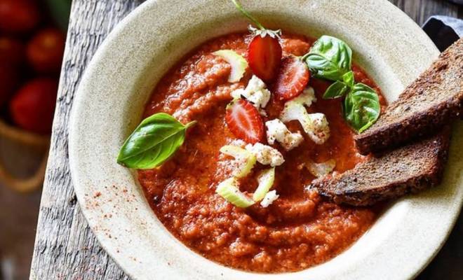 Домашний гаспачо суп с клубникой, помидорами и огурцами рецепт