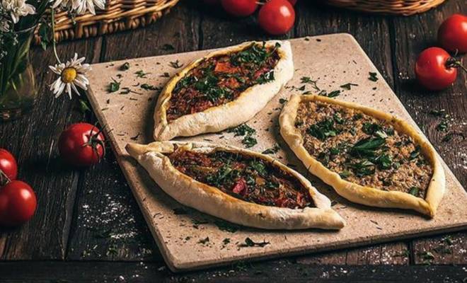 Турецкая лепешка пиде с фаршем и овощами рецепт