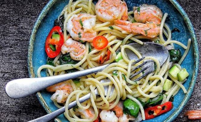 Спагетти с креветками, кабачками и чесноком рецепт