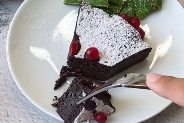 Влажный шоколадный пирог без муки из 4 ингредиентов рецепт