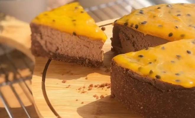 Тропический шоколадный чизкейк с манго и маракуйей рецепт