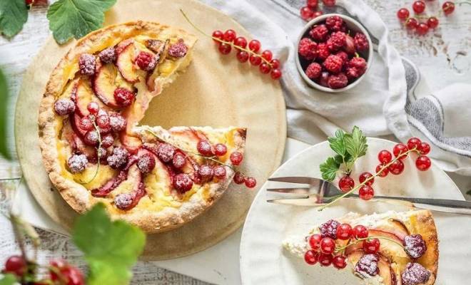 Заливной пирог с ягодами, сметаной и творогом рецепт
