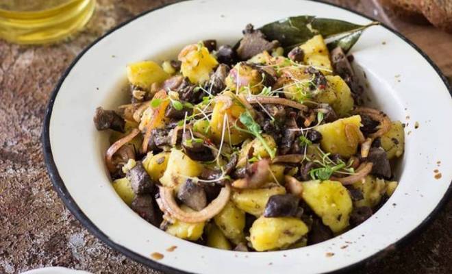 Теплый салат с грибами и картофелем рецепт