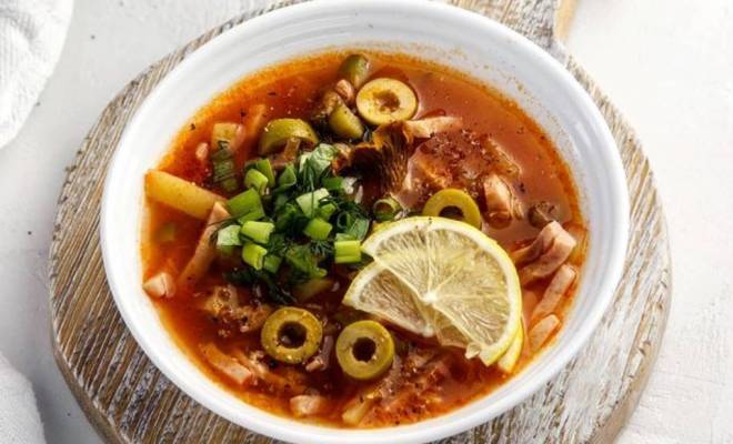 Суп солянка сборная с мясом, грибами, колбасой и картошкой рецепт