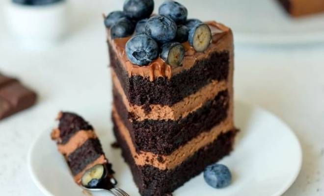 Шоколадный торт с кремом и голубикой рецепт