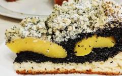 Творожный пирог с маковой начинкой и персиками
