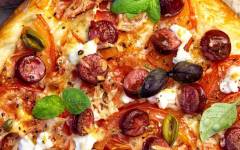 Домашняя пицца фокачча с колбасками, сыром и помидорами