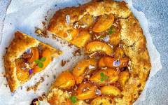 Пирог галета с абрикосами и лавандой без творога