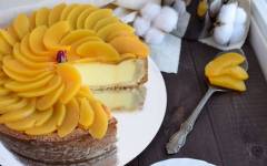Сметанный пирог с персиками консервированными