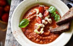 Домашний гаспачо суп с клубникой, помидорами и огурцами