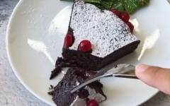 Влажный шоколадный пирог без муки из 4 ингредиентов