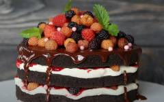 Шоколадно ягодный торт с творожным кремом
