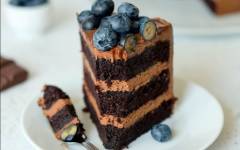 Шоколадный торт с кремом и голубикой