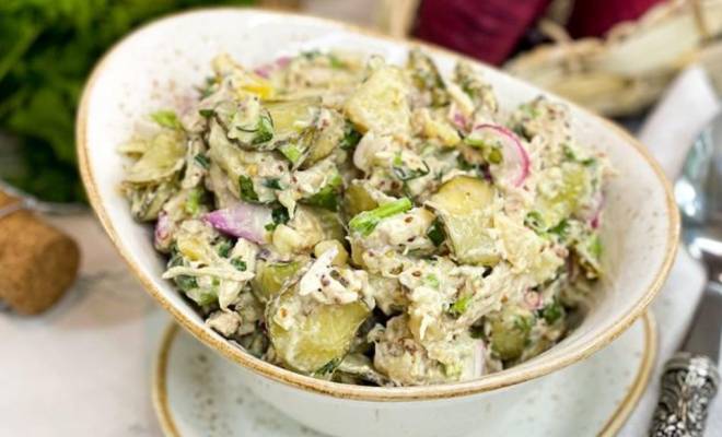 Деревенский салат с курицей, картошкой и огурцами рецепт