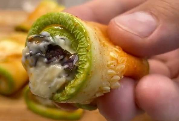 Видео Роллы рулетики из кабачков и сыра в духовке из тик тока рецепт