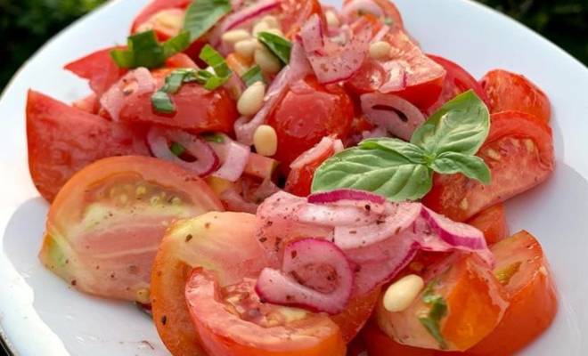 Салат с помидорами, базиликом, луком и орешками рецепт