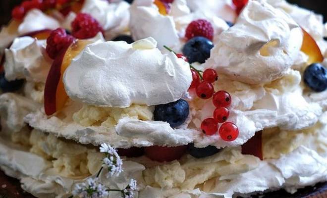 Меренговый торт с маскарпоне, сливками и ягодами рецепт