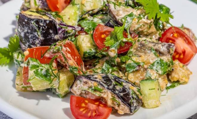 Салат с жареными баклажанами, помидорами, огурцами и чесноком рецепт