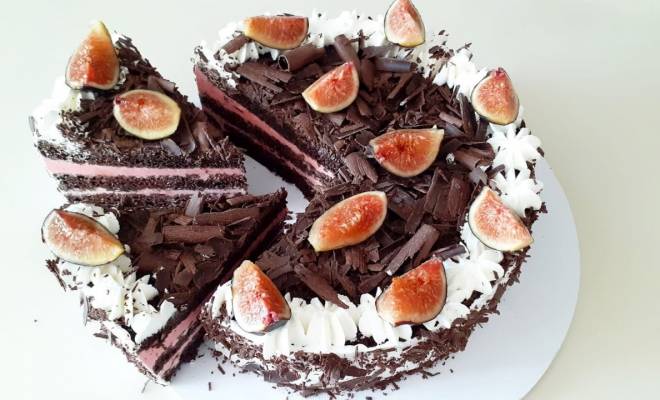 Шоколадный торт с малиновым кремом и сливками рецепт
