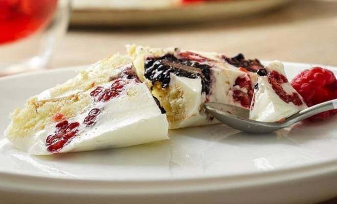 Сметанный торт со сгущенкой и ягодами без выпечки рецепт