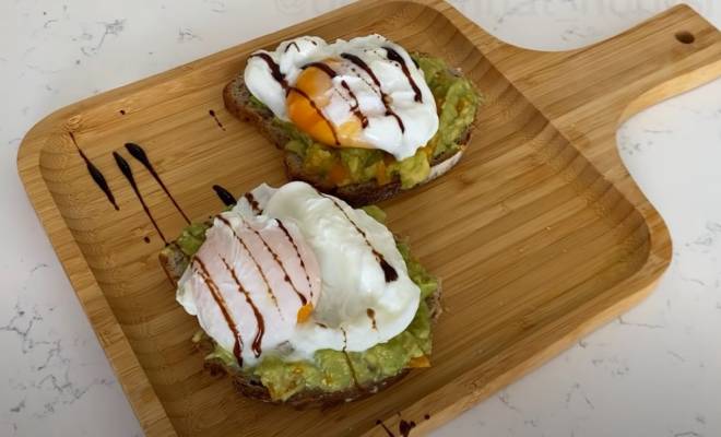 Видео Хлеб с авокадо, помидорами и яйцом на завтрак рецепт