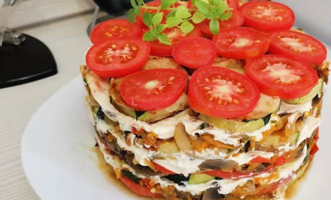 Закусочный торт из кабачков с помидорами и чесноком рецепт