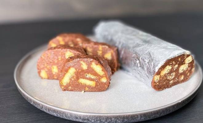 Пошаговые фото инструкции к рецепту Шоколадная колбаска с печеньем и орехами