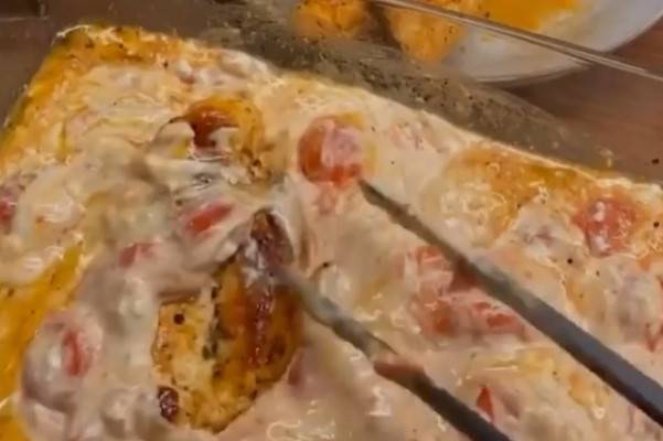 Видео Помидоры черри с сыром брынзой и курицей в духовке рецепт