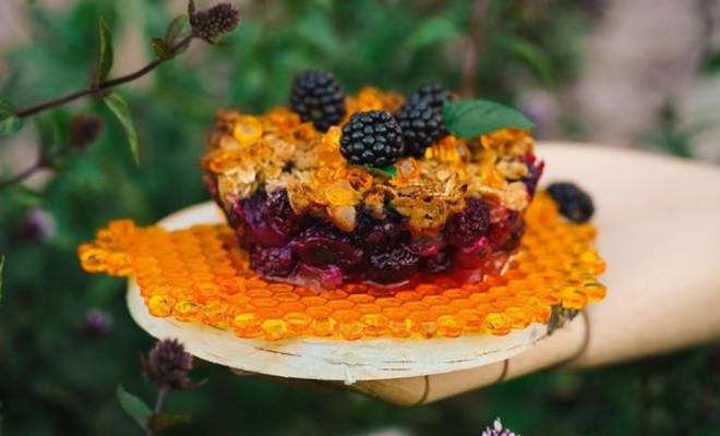 Овсяный крамбл пирог с медом и ягодами рецепт