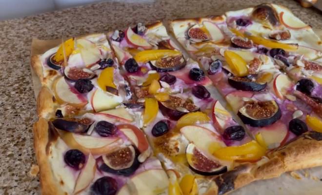 Сладкая пицца с фруктами, сливочным сыром и сливками рецепт