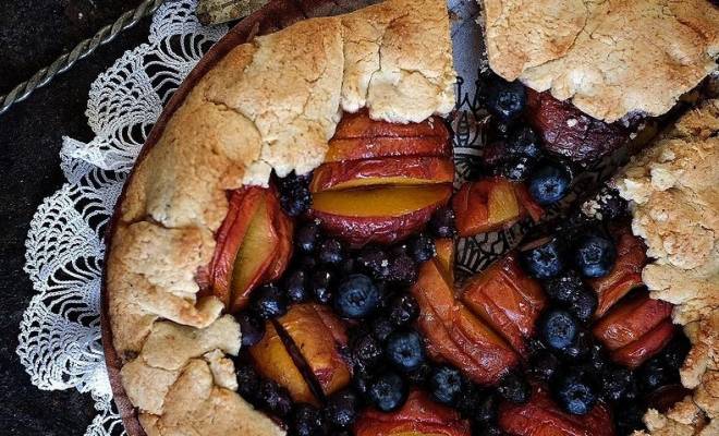 Пирог Галета с персиками, голубикой и орехами рецепт