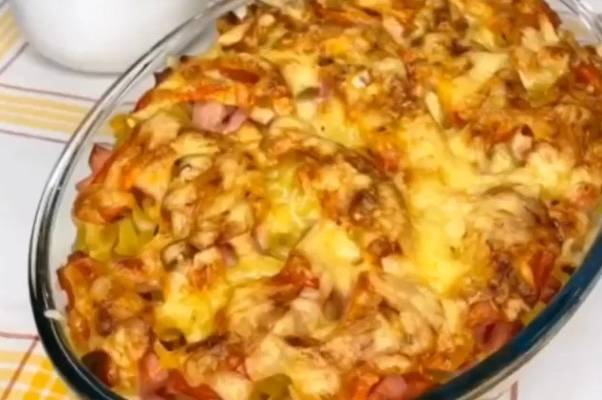 Запеканка из макарон в духовке с колбасой и помидорами рецепт