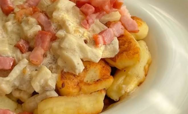 Жареные картофельные ньокки с грибным соусом и беконом рецепт