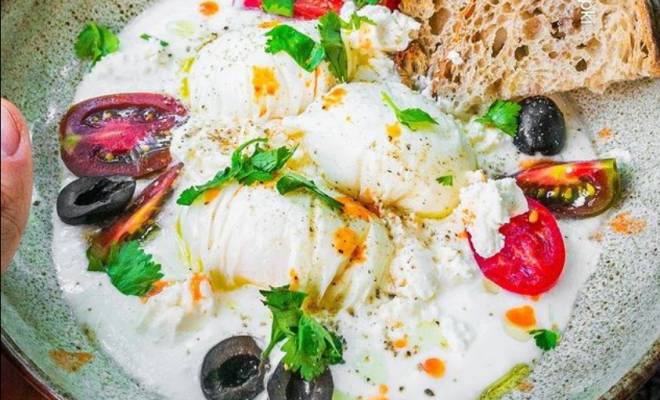 Яйца по-турецки с йогуртом, фетой и помидорами рецепт