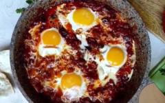 Шакшука с баклажанами и яйцом на сковороде по турецки