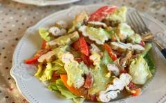 Одесский салат с овощами, курицей, сырным соусом и песто