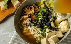 Мисосиру суп овощной с грибами, тофу, кабачком и пастой мисо