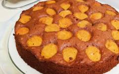 Шоколадный пирог с абрикосами и орехами на сметане