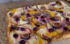 Сладкая пицца с фруктами, сливочным сыром и сливками