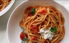 Паста спагетти со страчателлой и помидорами