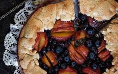 Пирог Галета с персиками, голубикой и орехами