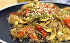 Вермишель фунчоза с грибами и овощами в соевом соусе