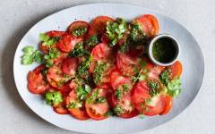 Салат помидоры с имбирем и кинзой